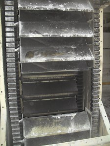 Becherwerk vor der Reinigung mittels Trockeneis